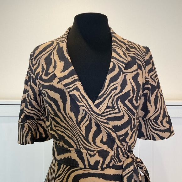 Ganni Animal Print Wrap Dress Belted Short Sleeve Black and Tan  Size 36 US 4 - Picture 3 of 16